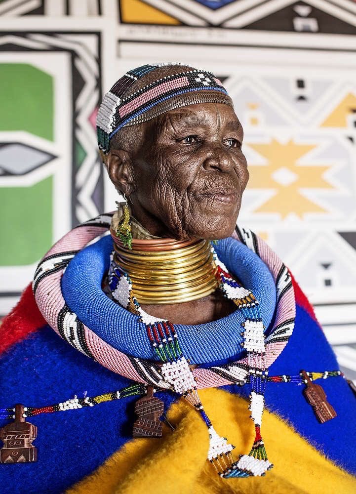 Profile picture of the artist Esther Mahlangu